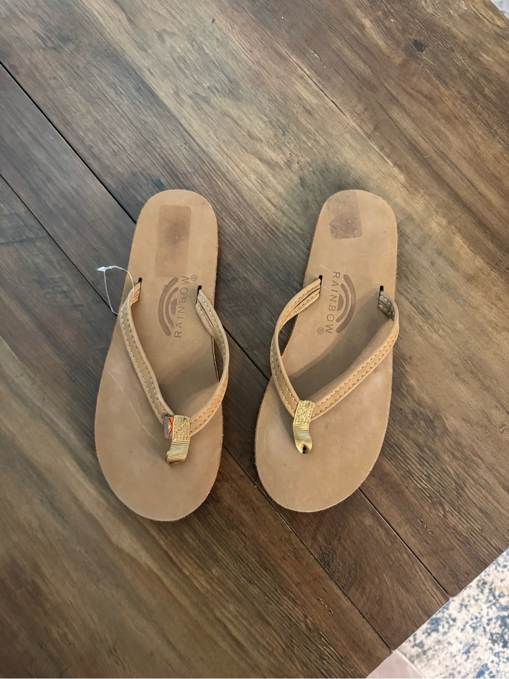 Rainbow Tan Leather Thong Sandals Size 6.5-7.5 has a little bit of sticker